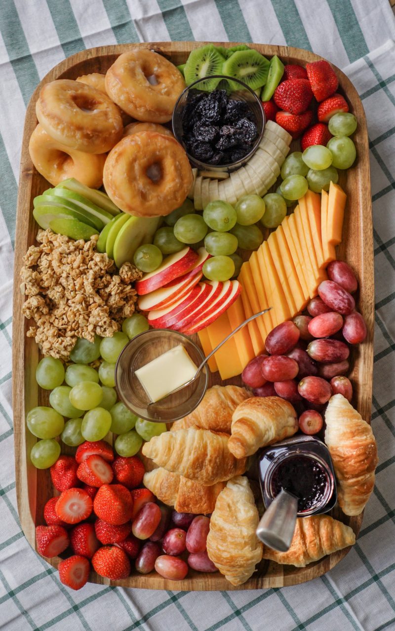 https://canadianhometrends.com/wp-content/uploads/2020/05/cheese-board-inspiration-for-brunch-800x1278.jpg