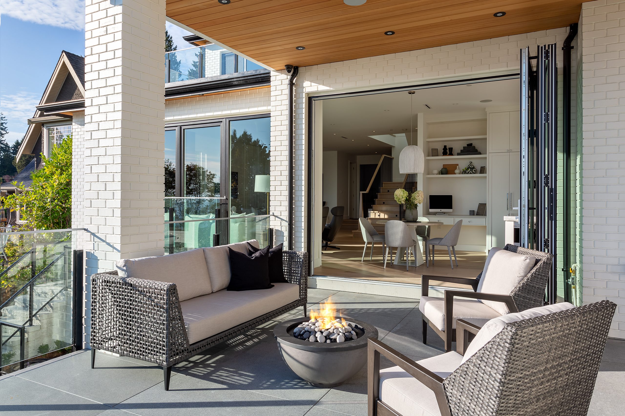 Fusion of indoors and outdoors-HomeTrends Magazine